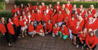 Gruppenfoto Mitarbeiterinnen und Mitarbeiter Schon & Jansen Pflegedienste als Team