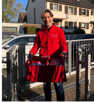 Abholung der Corona-Schutzmasken aus dem Nähcafé in Frankfurt-Schwanheim