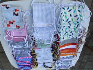 Bunte handgenähte Corona-Schutzmasken aus dem Nähcafé für die Einrichtung der Tagespflege Schon & Jansen Frankfurt-Schwanheim