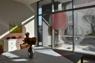 Helle freundliche Innenräume in der Tagespflege-Einrichtung Kelsterbach von Schon & Jansen