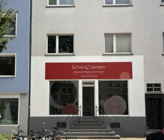 Foto des Eingangsbereichs der neuen Räumlichkeiten von Schon & Jansen Frankfurt-Dornbusch