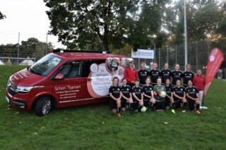 Teamfoto TSG Neu-Isenburg - Schon & jansen Pflegedienste sind Trikotsponsor der Frauenfußballmannschaft
