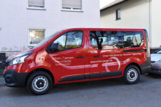 Fahrzeug des firmeneigenen Fahrdienstes für Gäste der Tagespflege-Einrichtungen von Schon & Jansen