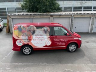 Der neue Beratungsbus - hier kann Schon & Jansen direkt vor Ort kostenlos zum Thema Pflege beraten.