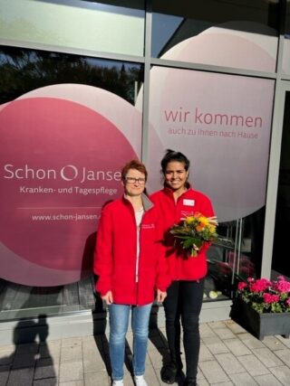 Mitarbeiterin Arslan nach bestandener Prüfung zum Pflegedienstleitungskurs.