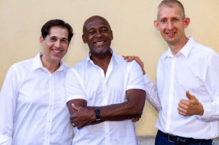 Mitarbeiter begrüßen weitere Gäste auf der Jubiläumsfeier 25 Jahre Schon & Jansen Pflegedienste