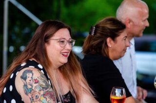 Mitarbeiter und Mitarbeiterinnen feiern auf der Jubiläumsfeier 25 Jahre Schon & Jansen Pflegedienste