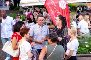 Mitarbeiter und Mitarbeiterinnen nachmittags auf der Jubiläumsfeier 25 Jahre Schon & Jansen Pflegedienste