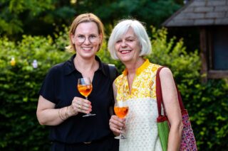 Mitarbeiterinnen feiern auf der Jubiläumsfeier 25 Jahre Schon & Jansen Pflegedienste