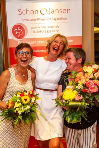 Mitarbeiterinnen auf der Jubiläumsfeier 25 Jahre Schon & Jansen Pflegedienste