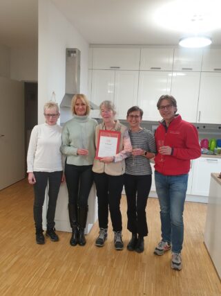 25jähriges Dienstjubiläum der Mitarbeiterin Schmitt im ambulanten Pflegedienst Schon & Jansen am Standort Frankfurt-Schwanheim