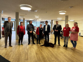 Gruppenbild zur Magistratspressekonferenz im Eingangsbereich der Tagespflege-Einrichtung von Schon & Jansen in Neu-Isenburg