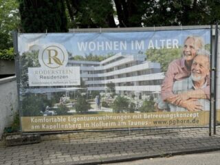 Großes Outdoor-Plakat der Röderstein Residenzen in Hofheim, neuer Standort der Pflegedienste Schon & Jansen