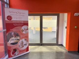 Heller Eingangsbereich der neu eröffneten Tagespflege-Einrichtung Schon & Jasen Neu-Isenburg