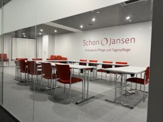Moderner Besprechungsraum der neu eröffneten Tagespflege-Einrichtung Schon & Jasen Neu-Isenburg